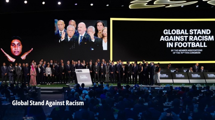 【英超】科普反种族歧视有哪些规定：禁赛10场 全球统一手势 甚至终止比赛(图2)