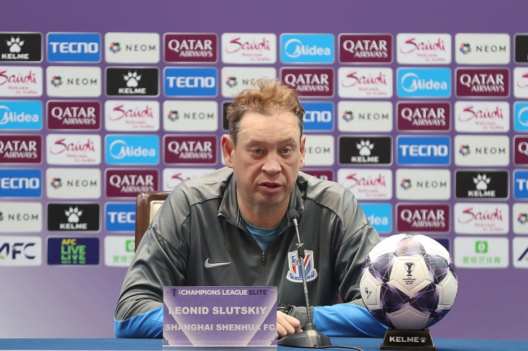 【你怎么看？】申花球迷不满斯卢茨基：割双眼皮破了运势，带着薛