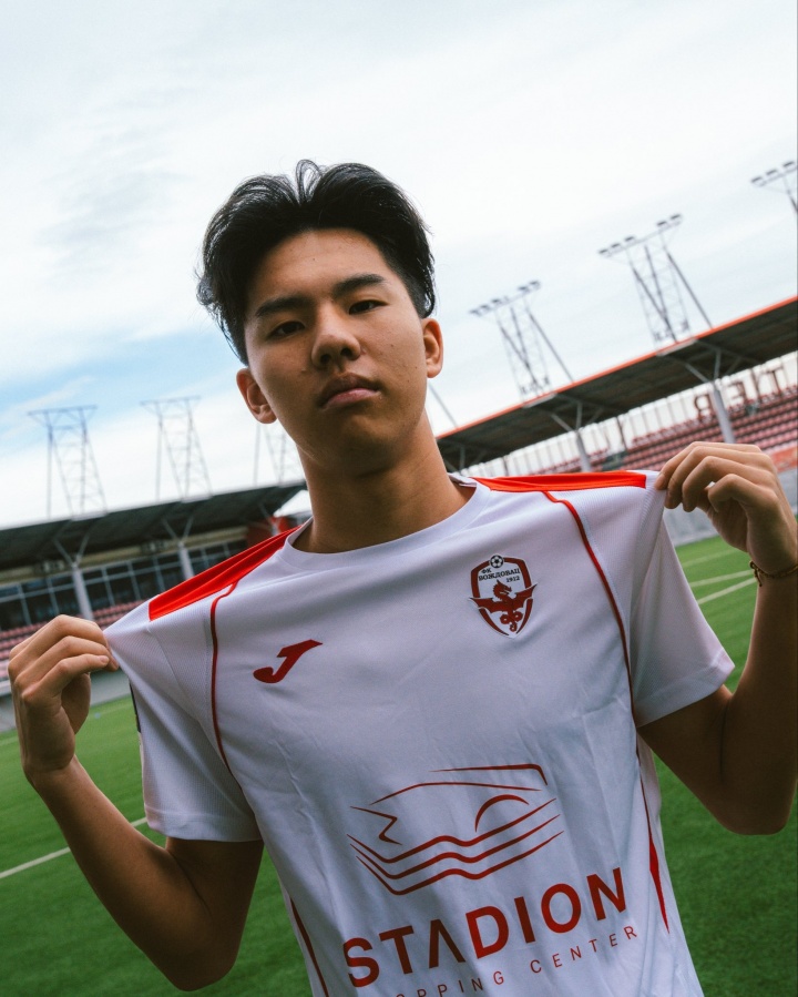 [赛事前线]9号球衣！官方：18岁张家鸣加盟伯恩利U21梯队，外➡️租后回来发展(图4)