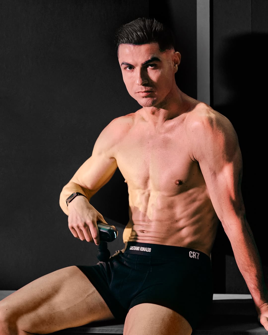 [有趣体育]C罗再晒健硕身材照：长久的职业生涯和高水平的竞技
