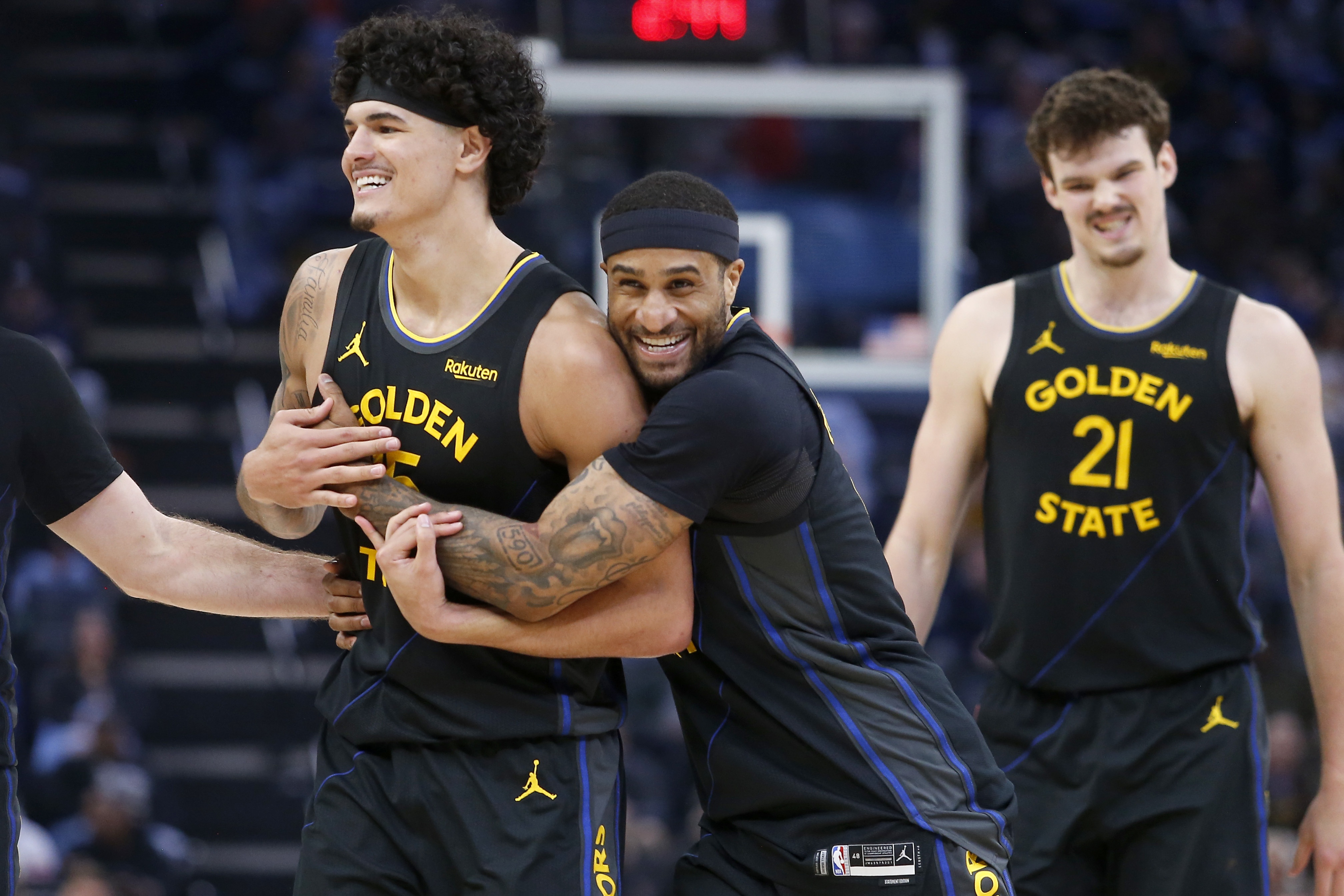 【你怎么看？】库里谈桑托斯续约：他的故事太励志了 相信他会继