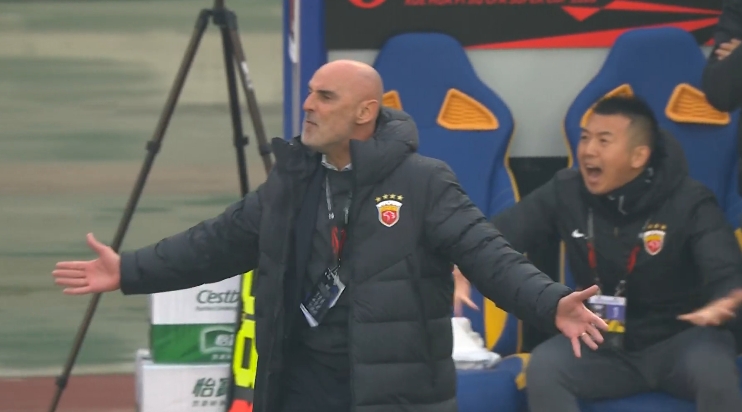 【有道理嘛?】记者：海港在中场的变化最大 维塔尔往前推后场没