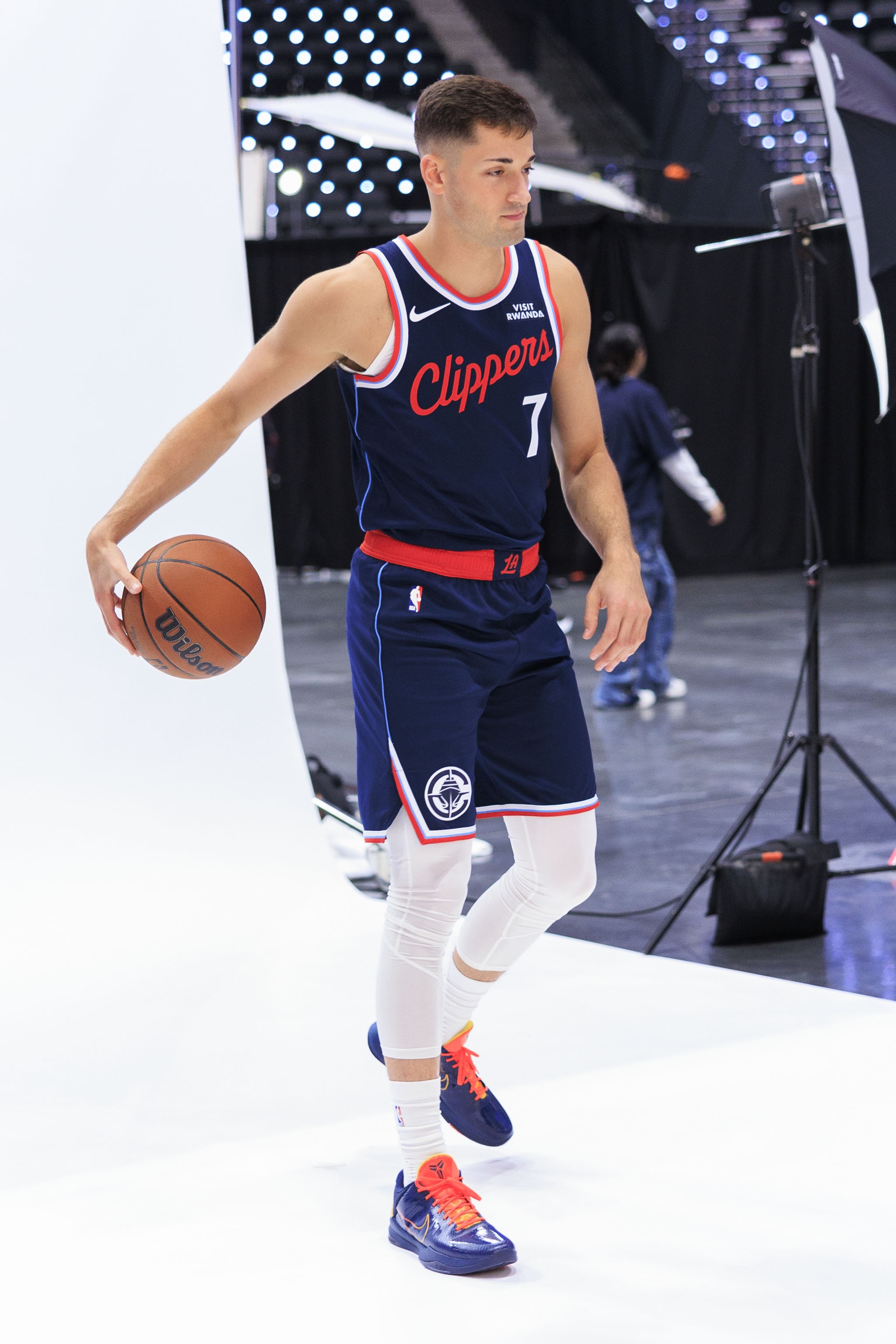 【体育头条】名记：分卫约翰·普拉基达斯将与独行侠签下一份双向