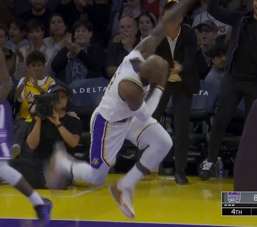 【值得一看】41岁了成熟点詹姆斯大回环合球双手大力灌筐&落地