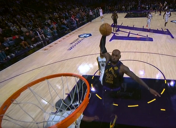 【体育前线】默契这一块斯玛特❕1防2鬼手抢断 詹姆斯跟进翱翔