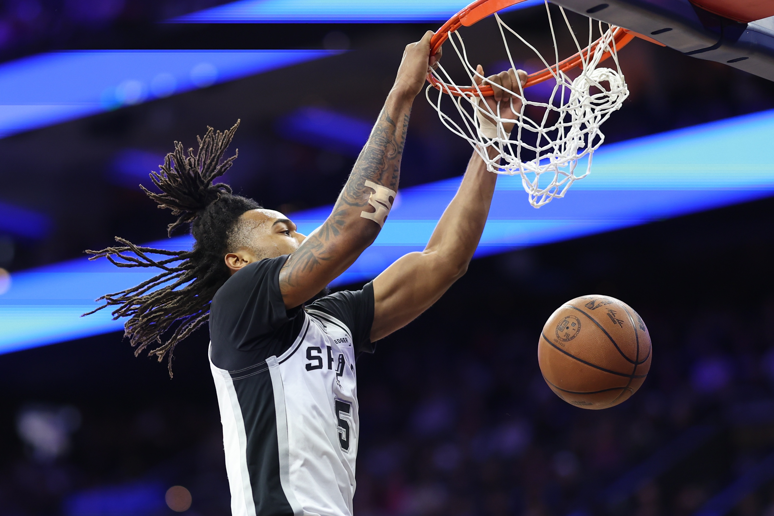 [体育要闻]卡斯尔：火箭不喜欢频繁换防 我们过人后只需要简单