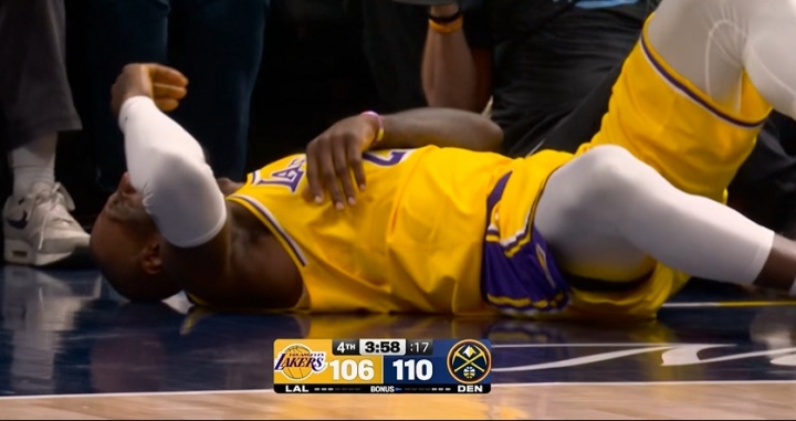 【你怎么看？】詹姆斯上篮后倒地不慎左胳膊肘顶到摄影师脚 倒地