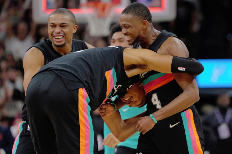 [热点追踪]文班赛后泪崩~马刺众将安慰：哭什么兄弟？我们赢了