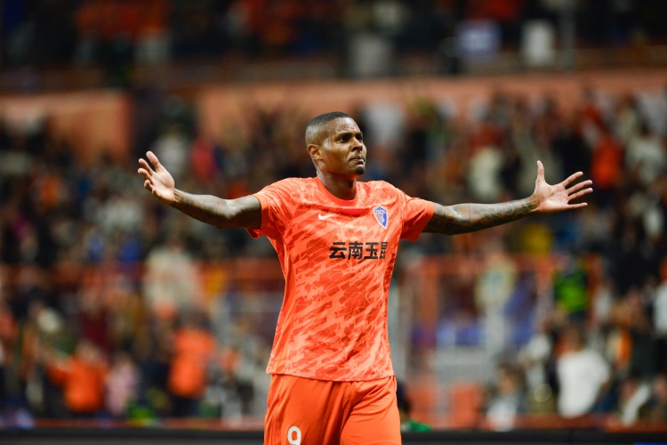 [体育世界]体坛对话玉昆首球双星 巴乙银靴：杨，多给我传几个