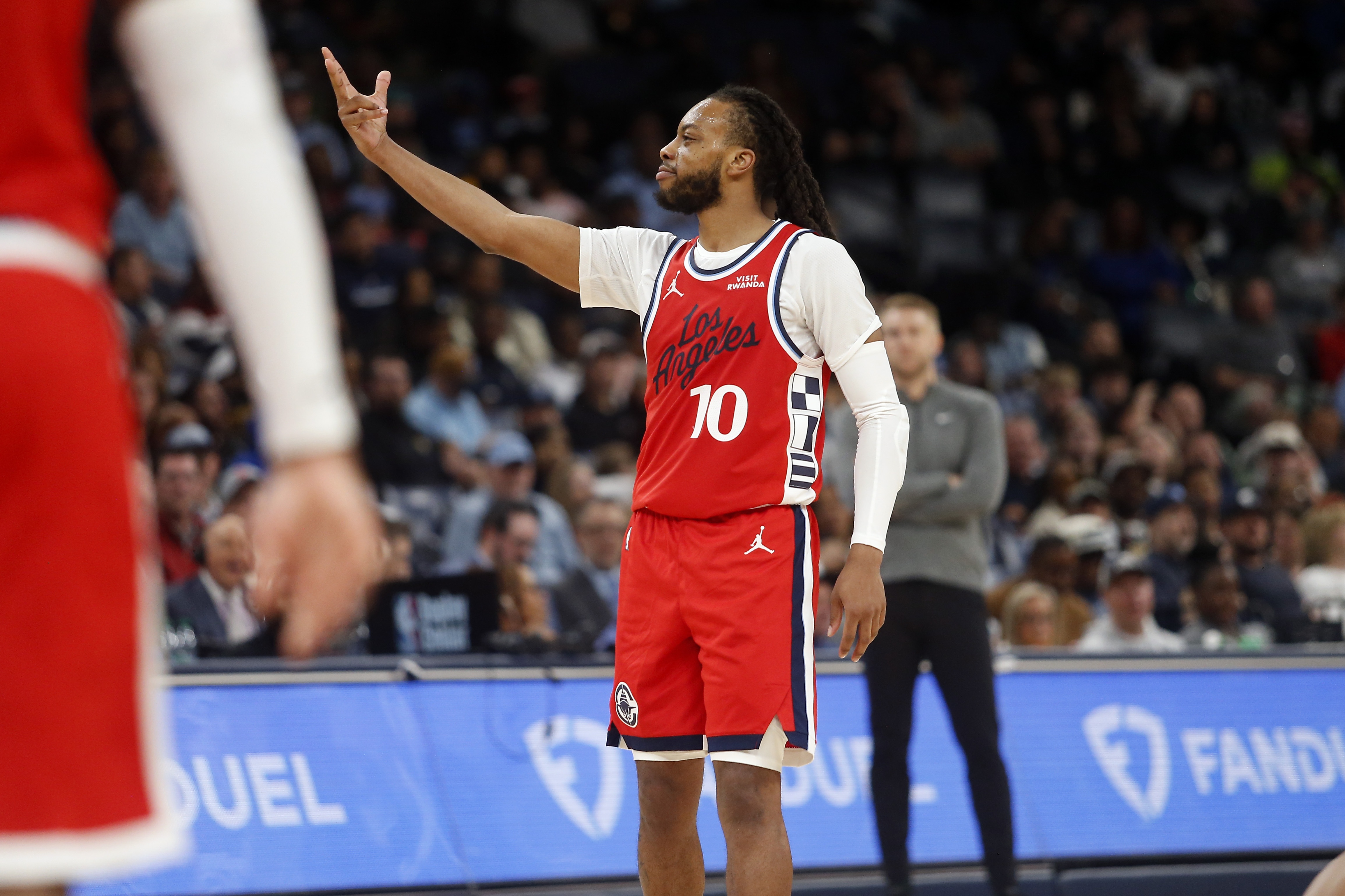 【深度报道】完美融入！快船在加⚾兰出战的比赛5胜0负 场均17.8分5.8助 三分46%(图1)