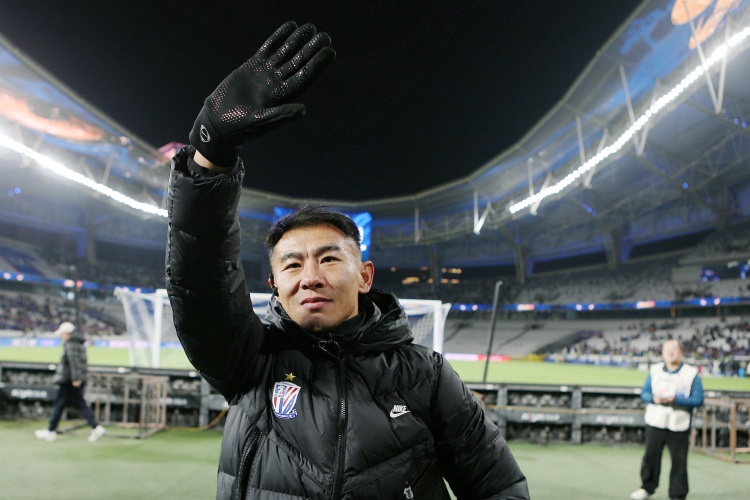 沪媒谈于汉超教练席首秀：不时记录观察，坐姿有点和斯卢茨基相似