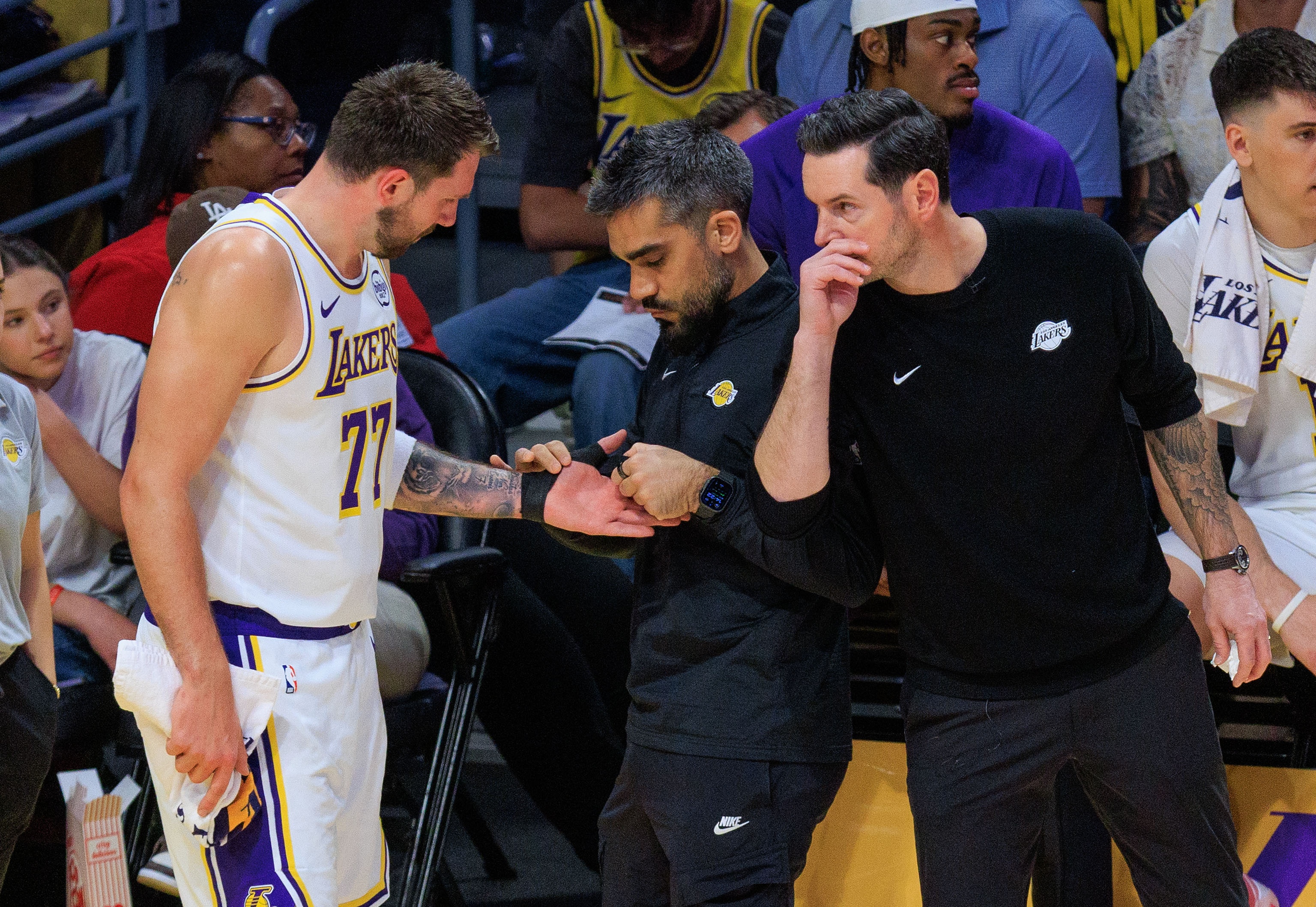 [体育头条]雷迪克：我们赛前说把这场当季后赛来打 太多队员打