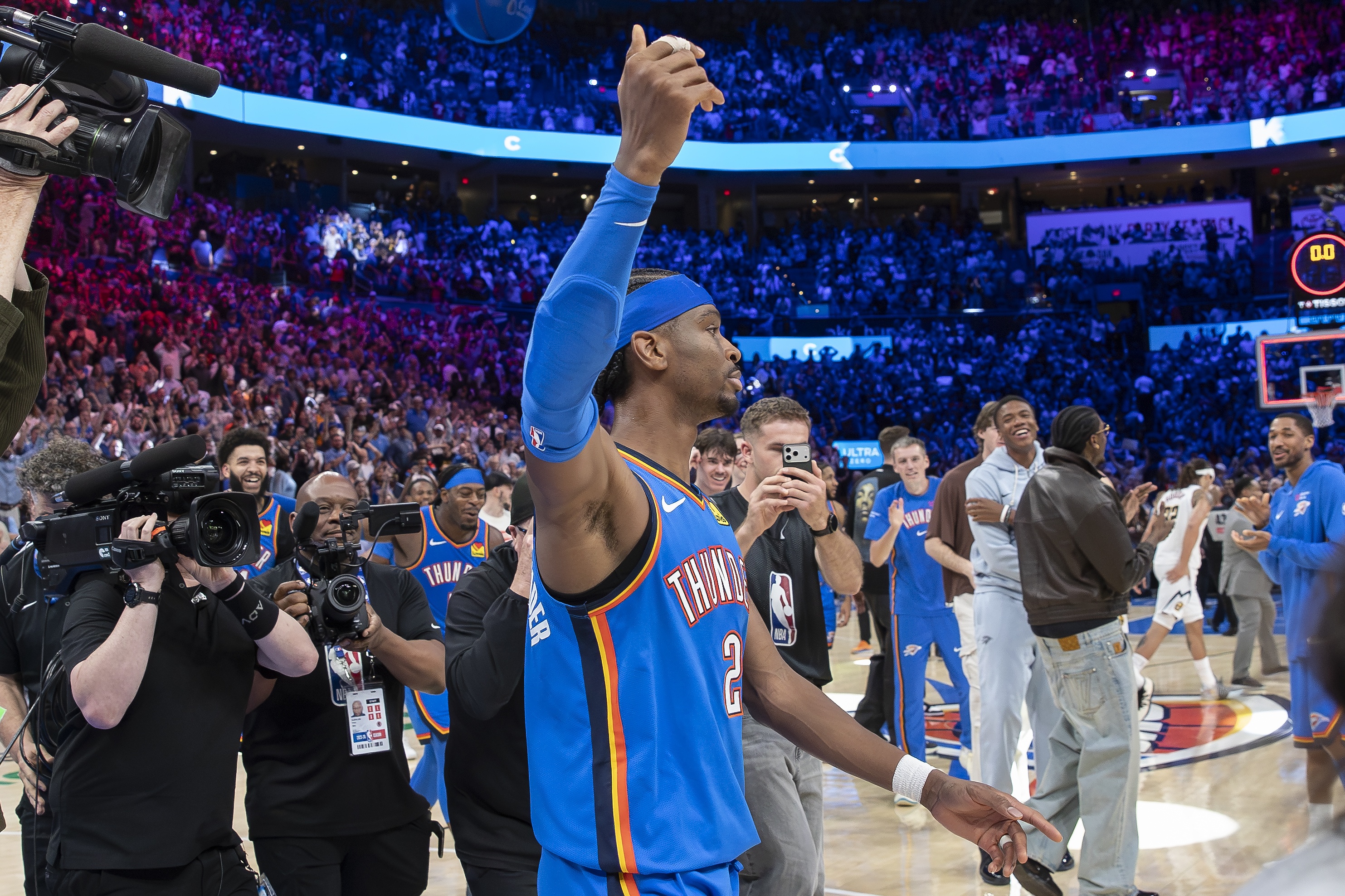 [每日资讯]连续3场关键球！神的武器再加撤步三分 SGA提前