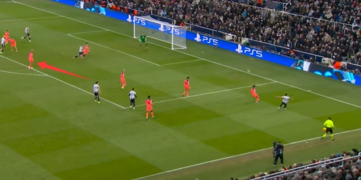 【你怎么看？】丢球大锅？阿劳霍前场抽筋爬回场内被裁判制止，小