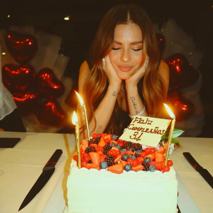 [体育前线]二弟幸福了❗伊卡尔迪为未婚妻办生日派对，豪华游艇上甜蜜拥吻(图5)