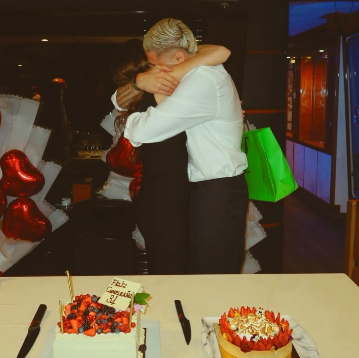 [体育前线]二弟幸福了❗伊卡尔迪为未婚妻办生日派对，豪华游艇上甜蜜拥吻(图6)