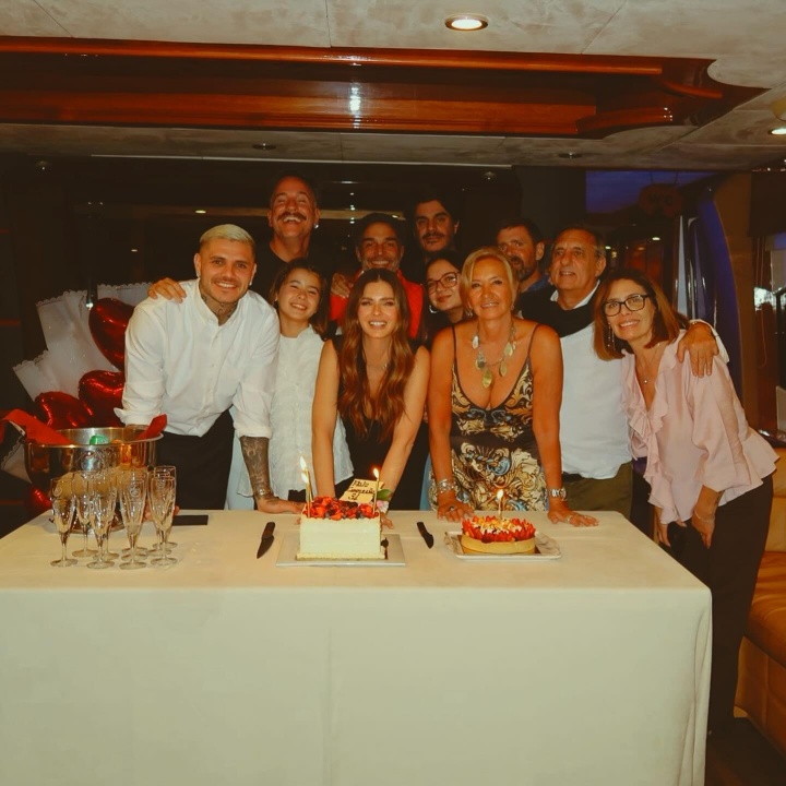 [体育前线]二弟幸福了❗伊卡尔迪为未婚妻办生日派对，豪华游艇上甜蜜拥吻(图11)