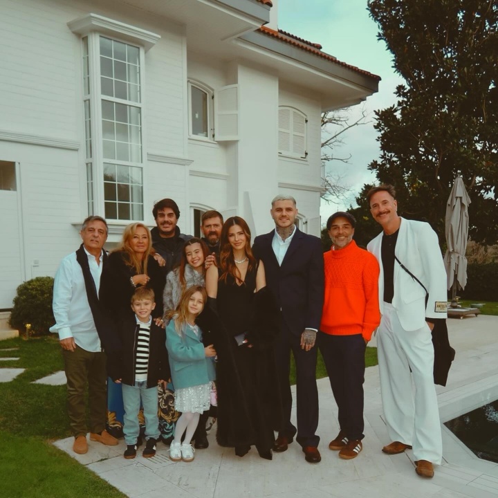 [体育前线]二弟幸福了❗伊卡尔迪为未婚妻办生日派对，豪华游艇上甜蜜拥吻(图12)