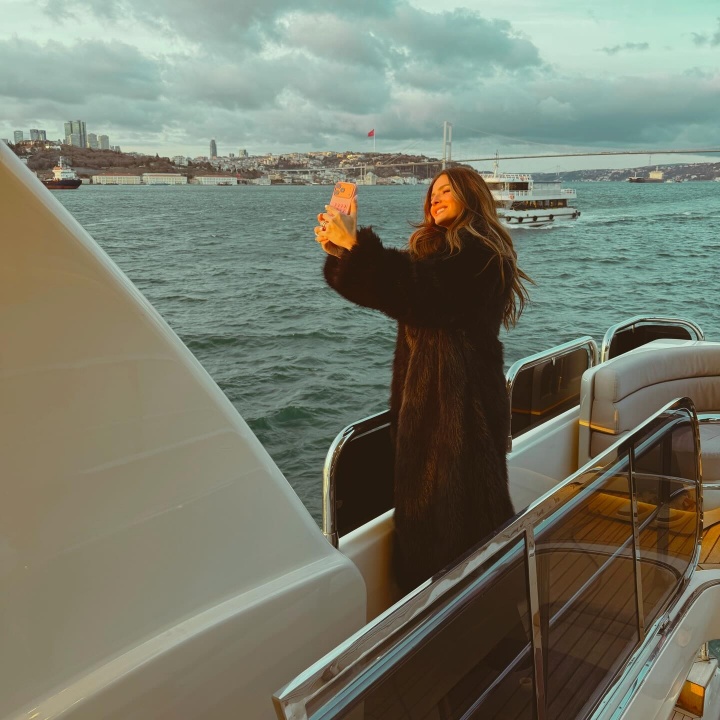 [体育前线]二弟幸福了❗伊卡尔迪为未婚妻办生日派对，豪华游艇上甜蜜拥吻(图13)