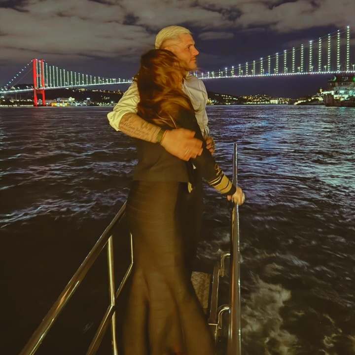 [体育前线]二弟幸福了❗伊卡尔迪为未婚妻办生日派对，豪华游艇上甜蜜拥吻(图14)