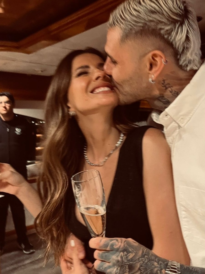 [体育前线]二弟幸福了❗伊卡尔迪为未婚妻办生日派对，豪华游艇上甜蜜拥吻(图10)