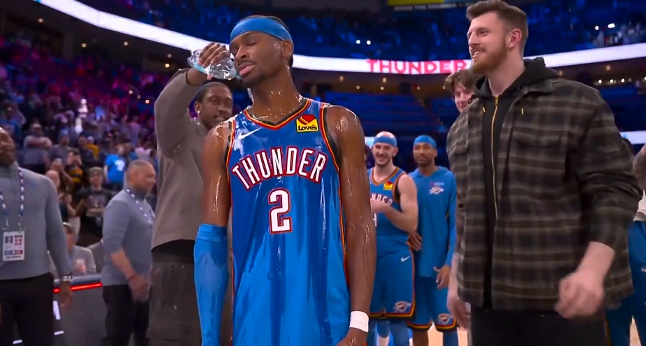 [记者观察]被队友浇水祝贺生无可恋！亚历山大打趣：别担心 他们会承担后果(图1)