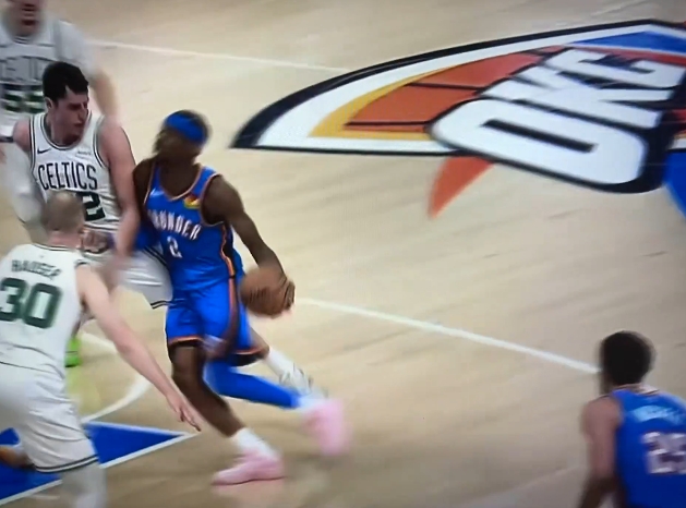 [亚历山大]杰伦·布朗不点名批评SGA：我们让骗犯规的人吃红利 这不算篮球(图2)