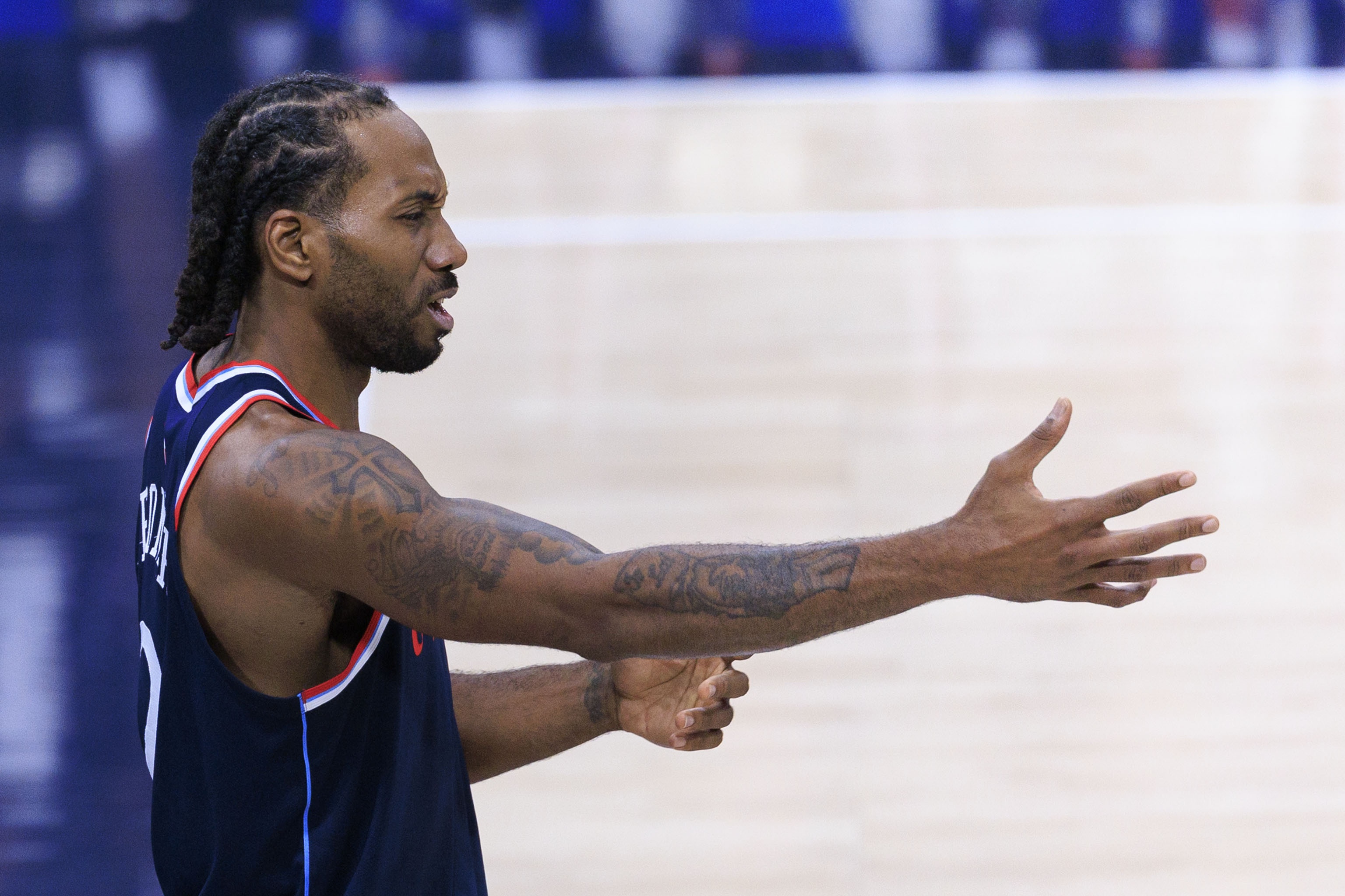 【官方通告】德罗赞今日两次把小卡打回更❗衣室 第二次后者直接