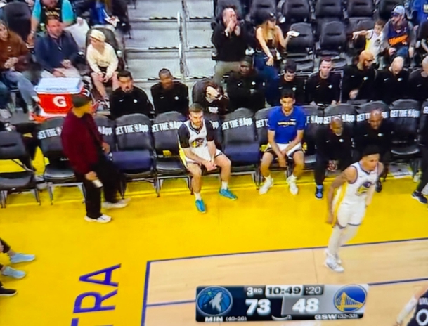 【有趣体育】邪了门了！勇士一场比赛伤退3个人 板凳席仅剩2.5人(图2)