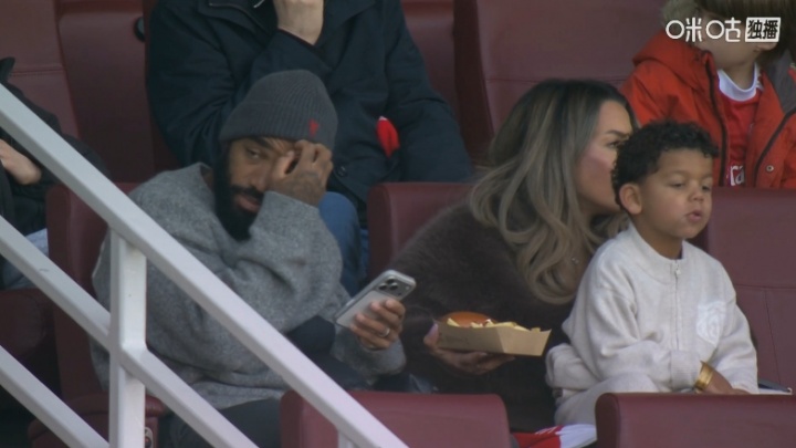 枪迷们想念吗？拉卡泽特携妻儿出现在阿森纳vs埃弗顿现场看台上