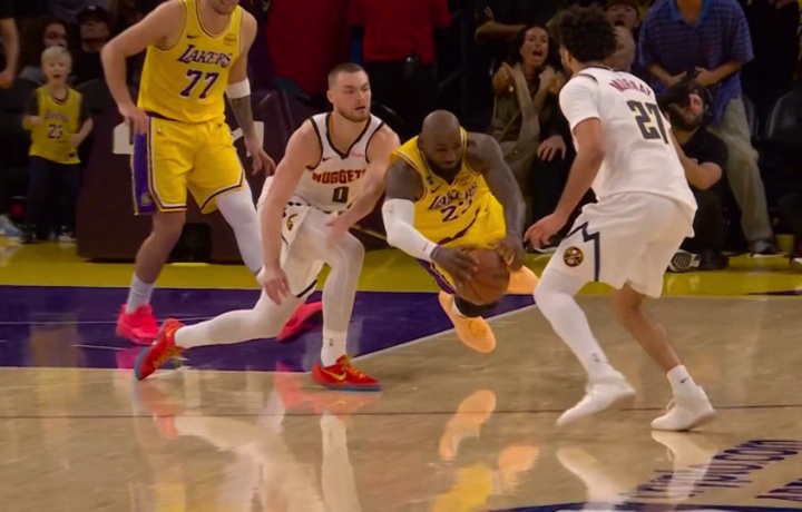 [新闻现场]里夫斯：詹姆斯都4万岁了 还拼抢地板球 这体现了