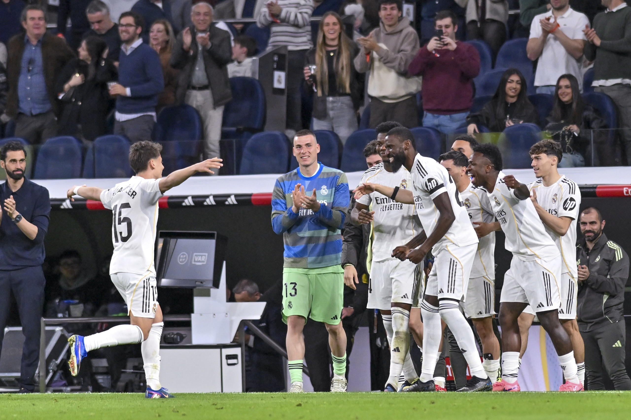 【体育深读】神来之笔！居莱尔68米超远后场吊射破门，预期进球