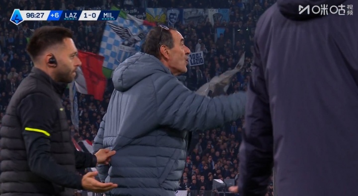  补时时间已过，场边萨里因抗议被主裁判出示红牌