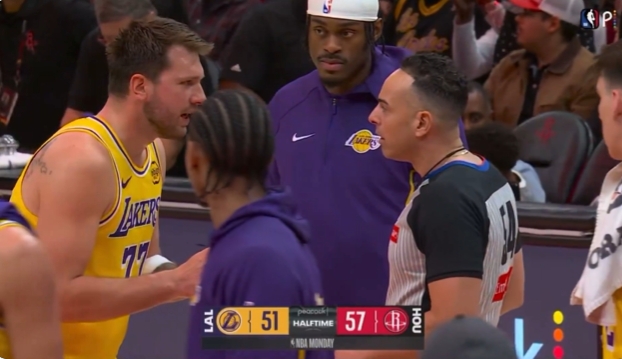 【体育世界】操碎了心！东契奇找裁判理论 范德彪一路盯防+随时