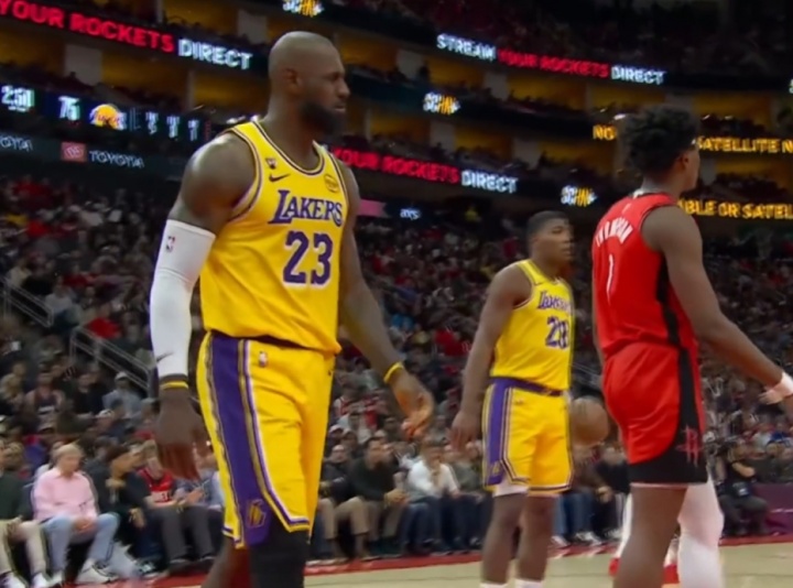 [体育世界]八村丢篮板 詹姆斯拍掌愤怒飙脏话：RUI！我tm