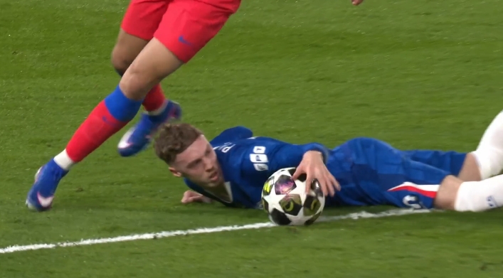 给寒王看晕了...帕尔默对抗中倒地示意对手犯规，反倒被吹了手球