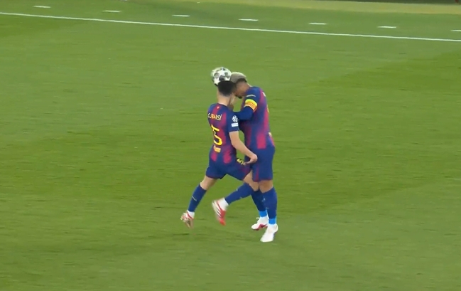 上来就“痛击”队友？阿劳霍与库巴西头部相撞，后者痛苦倒地