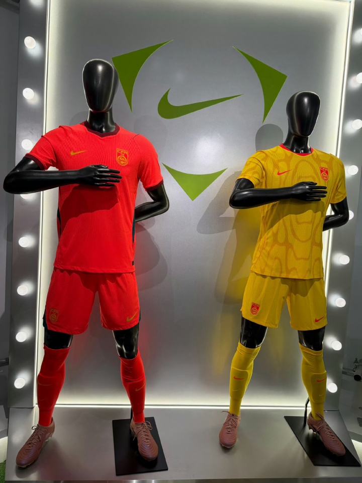 [体坛热讯]国足新球衣发布！主场球衣传统红色配色，客场球衣为