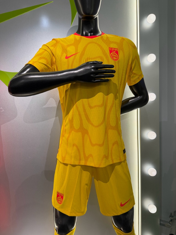 [体坛热讯]国足新球衣发布！主场球衣传统红色配色，客场球衣为黄色(图3)