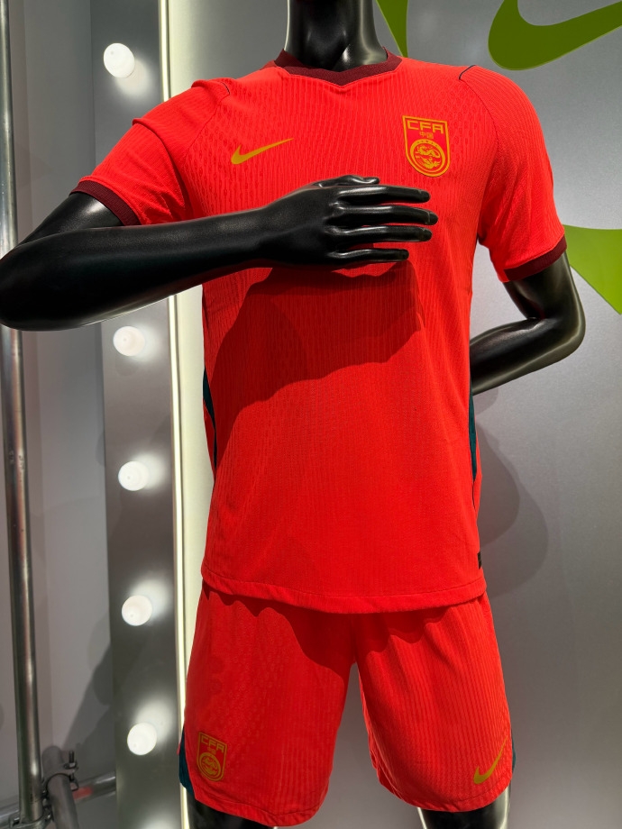 [体坛热讯]国足新球衣发布！主场球衣传统红色配色，客场球衣为黄色(图2)