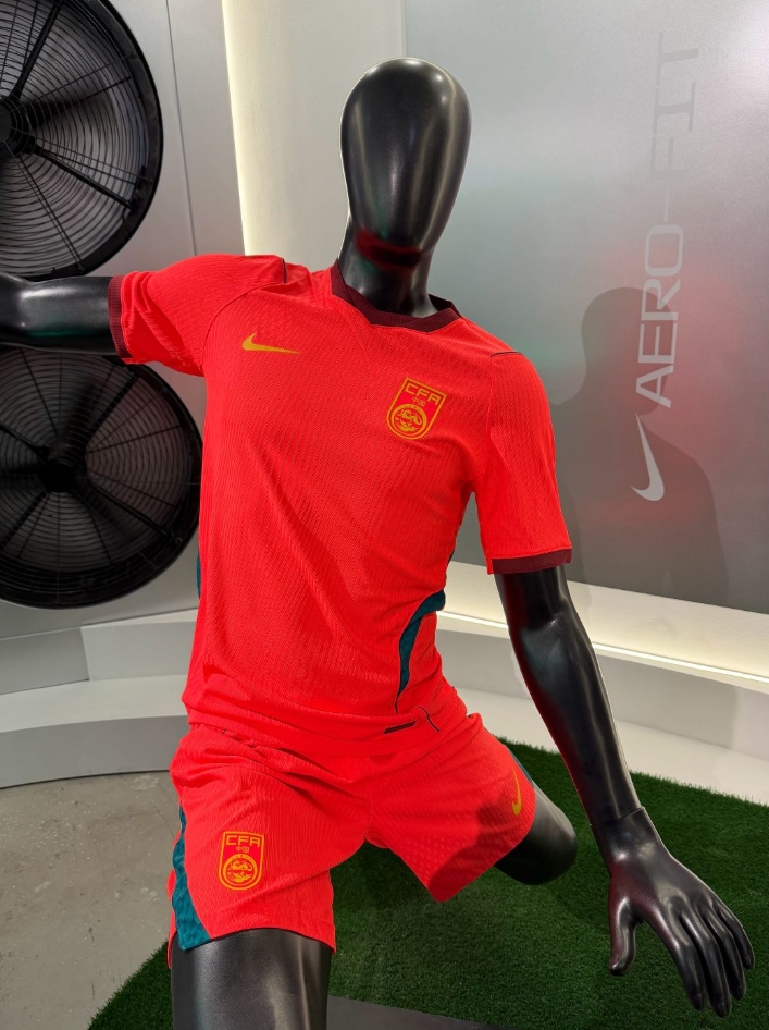 [体坛热讯]国足新球衣发布！主场球衣传统红色配色，客场球衣为黄色(图5)