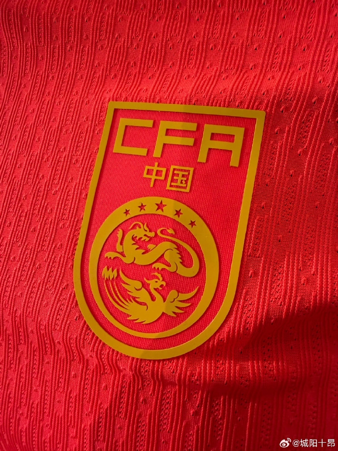 [体坛热讯]国足新球衣发布！主场球衣传统红色配色，客场球衣为黄色(图6)