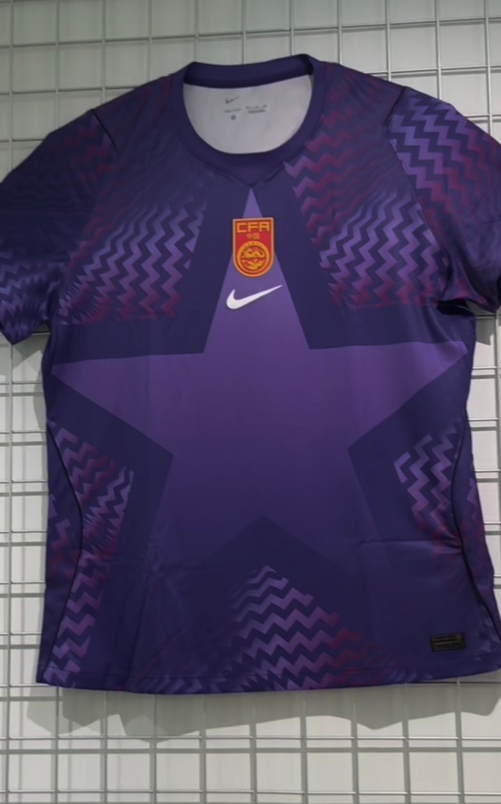 [体坛热讯]国足新球衣发布！主场球衣传统红色配色，客场球衣为黄色(图7)