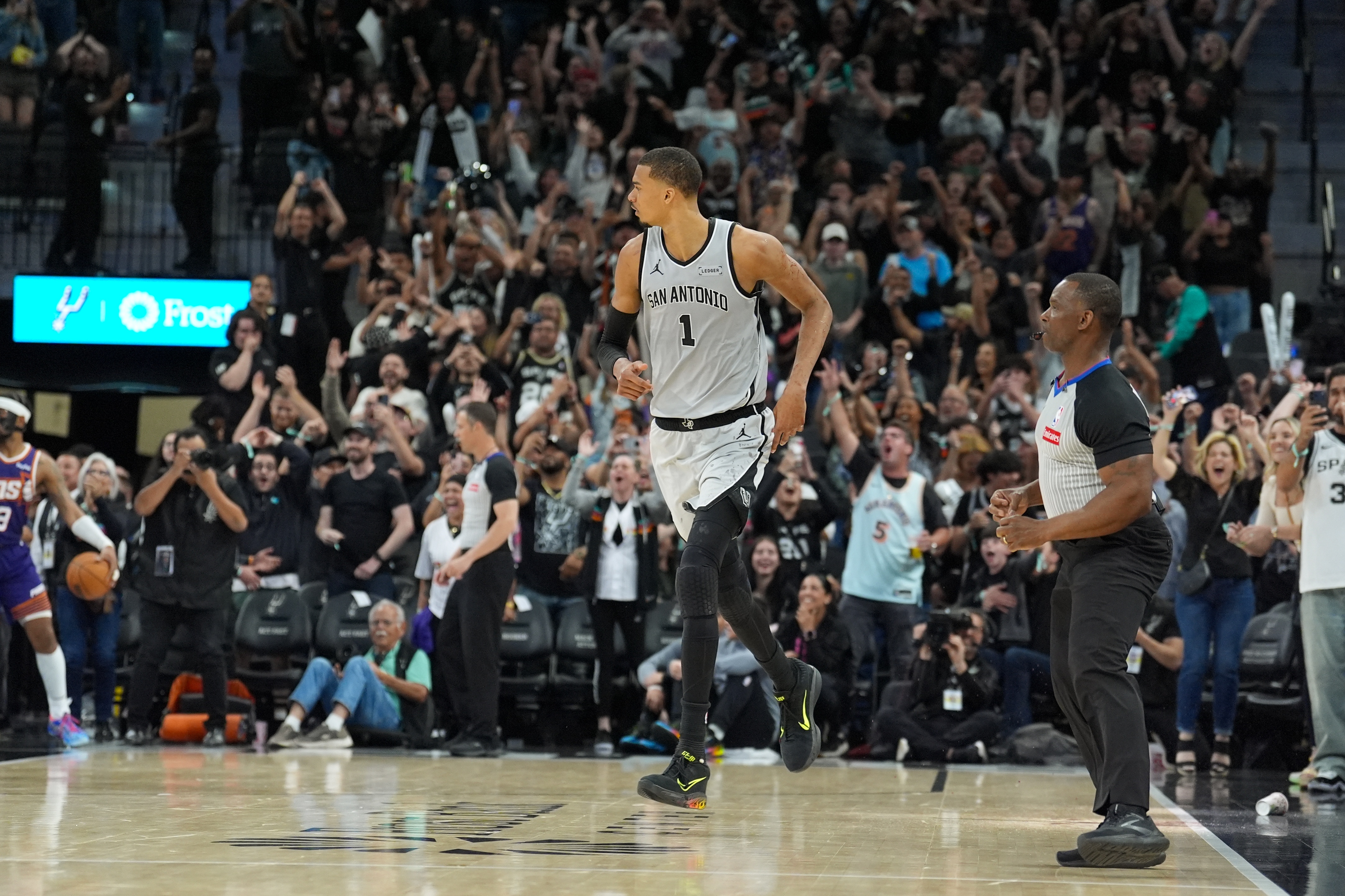 【体育观察】卡莱尔：篮球史上从未有过像文班这样攻防两端都有如此影响力球员