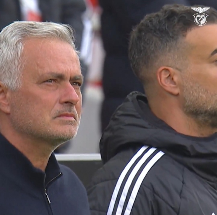 送别老友！赛前为已逝的前助教默哀致意，穆帅情难自已、眼眶泛红