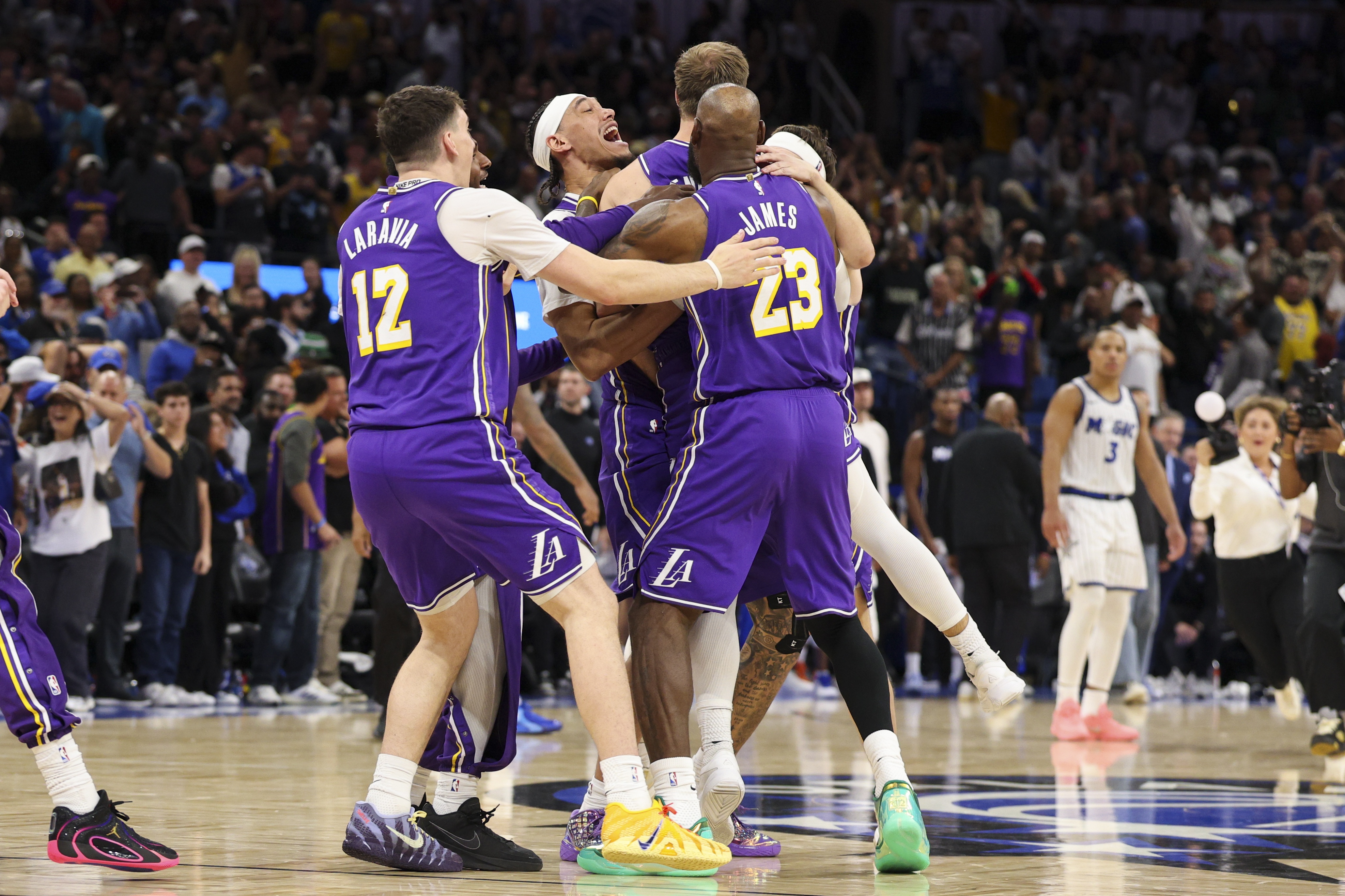 [要闻速递]对手挑湖人打？肯纳德：能理解&我们场均少了60分 但我们还有LBJ(图1)