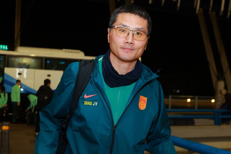 [体育热点]直播吧：⚽国足已飞抵悉尼，今日傍晚将立即展开首次