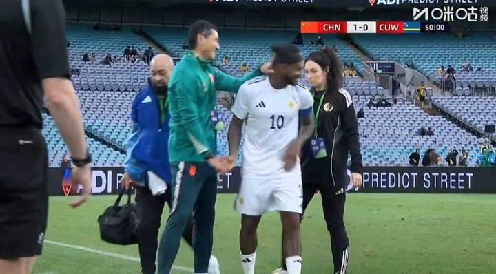 [今日焦点]友好！巴库纳接受治⚽疗后在场边与邵佳一握手，后者拍了拍他的头(图2)