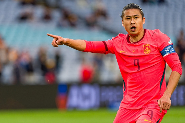 [精彩资讯]也踢过荷甲！张玉宁传射2-0库拉索，场上队长单前