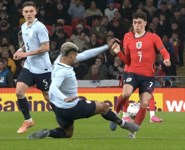 【今日看球要闻】友谊赛暴铲福登！阿劳霍社媒被冲：搞毛？世界杯